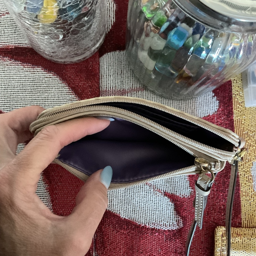 COACH wristlet EUC 2 zip pockets zippers work great cute for night out. $12 - Picture 4 of 11